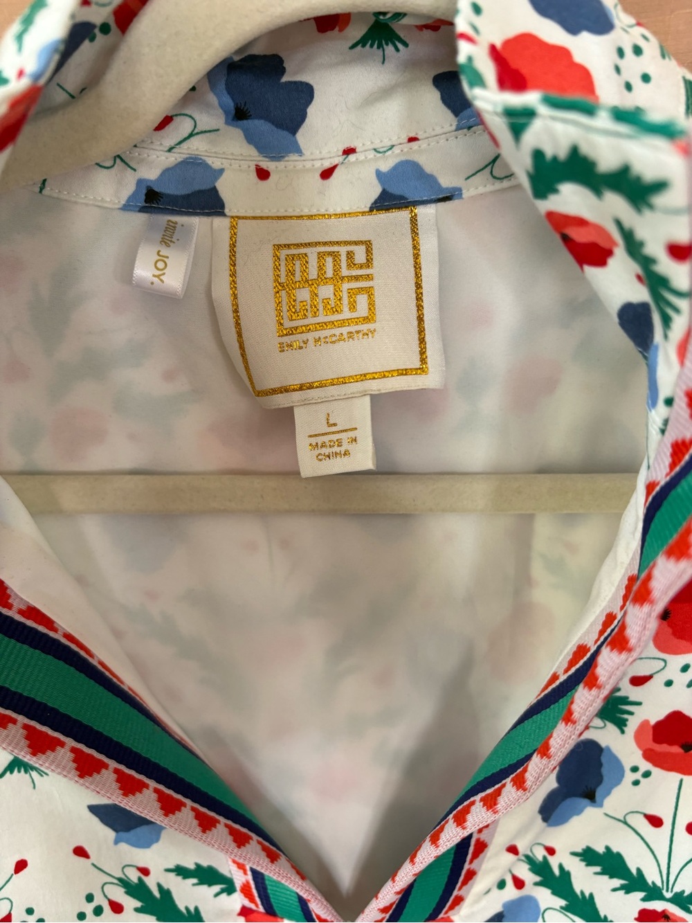 Emily McCarthy Floral Popover Blouse in White with Red & Blue Print - Picture 4 of 5
